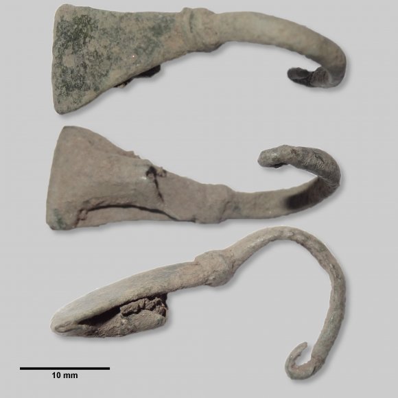 Fibel mit umgeschlagenem Fuss | Foto: Michael Schmahl (© Landesamt für Archäologie Sachsen)