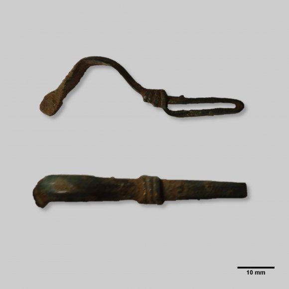 Fibel mit umgeschlagenen Fuss | Foto: Michael Schmahl (© Landesamt für Archäologie Sachsen)