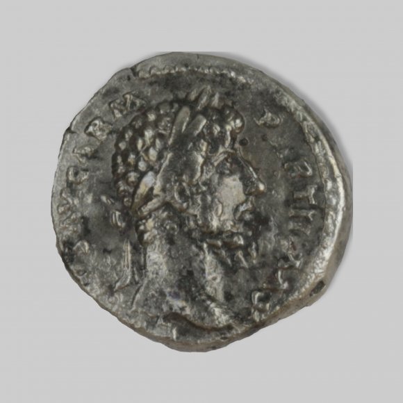 Römische Münze silber | Foto: Michael Schmahl (© Landesamt für Archäologie Sachsen)