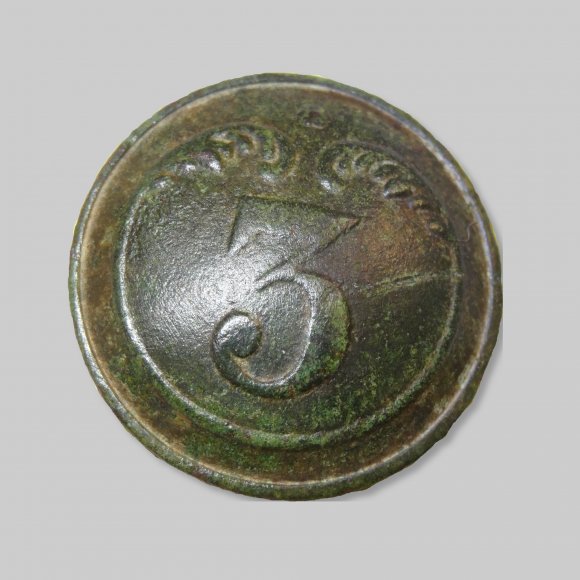 Regimentsknopf 3 - Regimentsknopf Nr.3 
mit kreuzförmiger Öse 
Oberfläche halbrund, Ø 23 mm;
