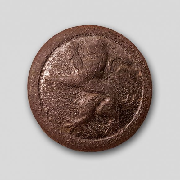 Knopf Löwe - Bayrischer Uniformknopf 1871-1918, es gab Löwen die nach links gehen (für die rechte Uniformseite) und welche die nach rechts gehen (für die linke Uniformseite), so dass sich die Löwen an der Uniform immer  in die Augen schauen.
