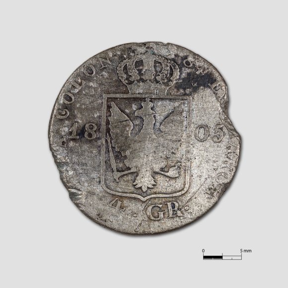 4 Groschen - 4 Groschen-Münze aus Brandenburg-Preußen, geprägt im Jahr 1805 unter Friedrich Wilhelm III. (1797-1840). Auf der Vorderseite ist die Münze nahezu glattgeschliffen, sodass nur noch die nach links gewandte Büste von Wilhelm III. zu sehen ist. Auf der besser erhaltenen Rückseite ist das gekrönte Adlerwappen erkennbar, das die Jahreszahl 1805 mittig trennt. Unterhalb des Emblems steht der Wert von 4 Groschen. Die umlaufenden Legende ist noch teilweise erhalten „[PURA] COLON 84 [EX MARCA]“.