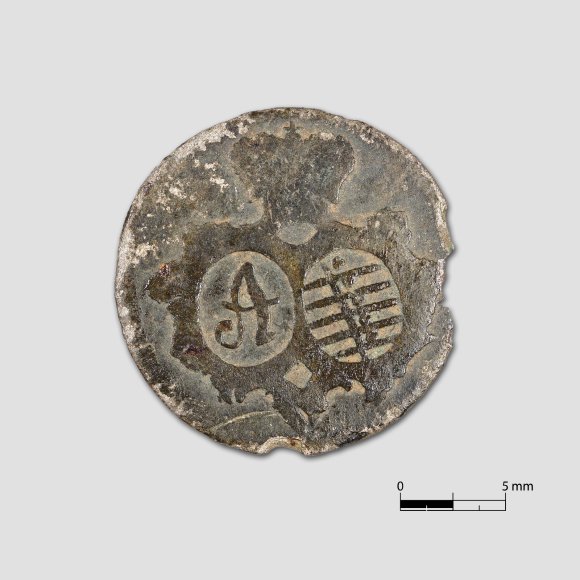 6 Pfennig - Stark abgenutzter Pfennig mit kleinen Ausbrüchen am Rand. Die Vorderseite zeigt die gekrönten Wappen. Auf der Rückseite ist ein Reichsapfel abgebildet, in dem das Nominal von 6 Pfennig genannt ist. Links und rechts von dem Emblem ist das Prägejahr 1764 angegeben, von der umlaufenden Schrift sind lediglich einzelne Buchstaben erhalten.