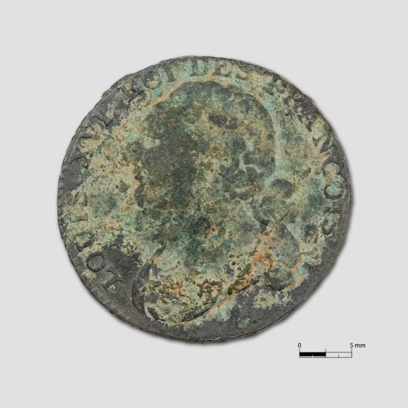 Französischer Ecu - 1793 geprägt. Die Bildseite der Münze zeigt König Ludwig XVI. der am 21. Januar 1793 wegen „Verschwörung gegen die öffentliche Freiheit und Anschlägen gegen die nationale Sicherheit“ hingerichtet wurde. Sein Porträt ist dennoch geprägt worden. 
Auf der Rückseite befinden sich die Worte „La Nation. La Loi. Le Roi“ – „Die Nation. Das Gesetz. Der König.“