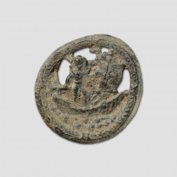 Knopf mit Schiffsmotiv - Darstellung: Schiff mit Baum als Segel und Mann am Steuer (⌀ 17 mm; Gewicht: 1,22 g)<br>
Mögliche Interpretation: Patron der Seefahrt, Schiff des Heils, Narrenschiff