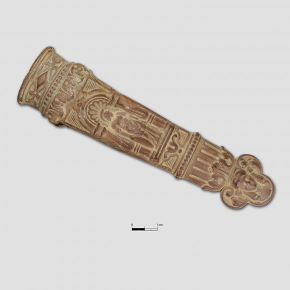Messerscheide - Messerscheide aus Metall, verziert mit Darstellungen der Athene.