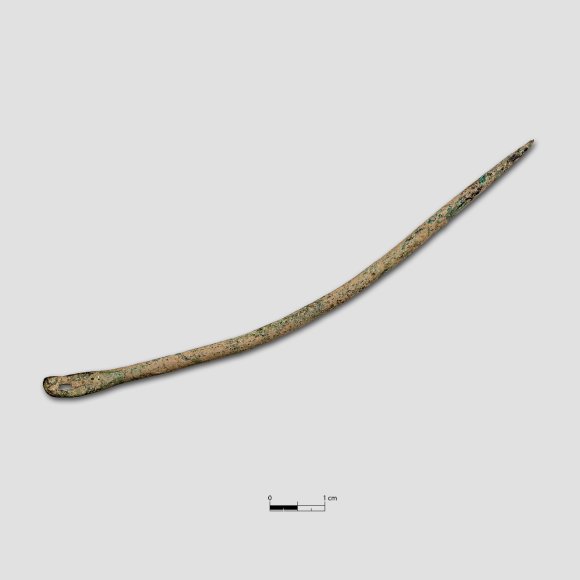 Nadel - Leicht gebogene Nadel mit flach ausgehämmertem Schaftende und länglichem Nadelöhr. (Länge: 105 mm; Gewicht: 5,09 g)