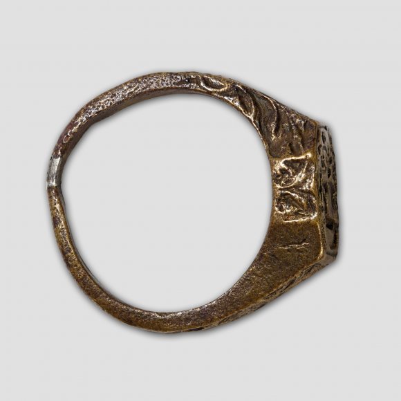 Siegelring - Siegelring mit Besitzermonogramm, in die Schultern ist ein florales Motiv geprägt. (⌀ 21 mm; Gewicht: 5,43 g)