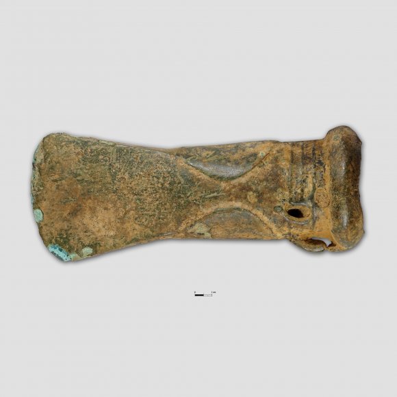 Tüllenbeil - Tüllenbeil mit Lappenornament und Rippung. Unterhalb der Mündungswulst befindet sich eine Rippung und eine vertikale Öse. Darunter sind ovale Lappen angesetzt.
(Länge 9,6 cm)