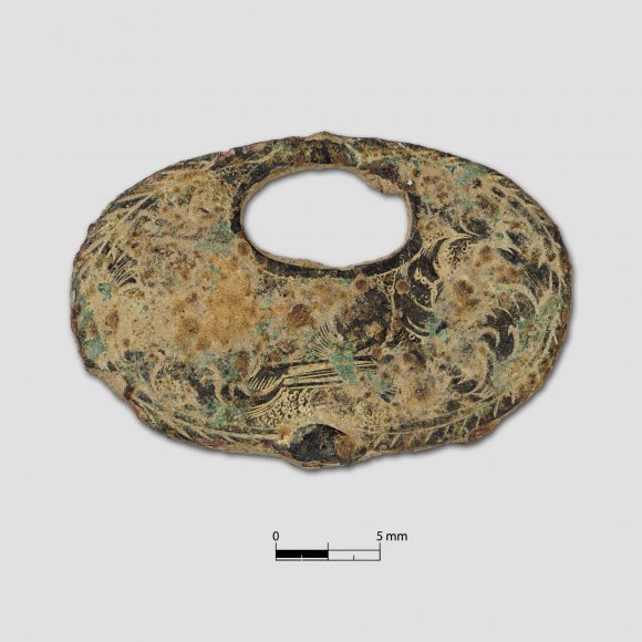 Uhrenschlüssel - Großer Kopf eines Uhrenschlüssels mit Blumenverzierungen.