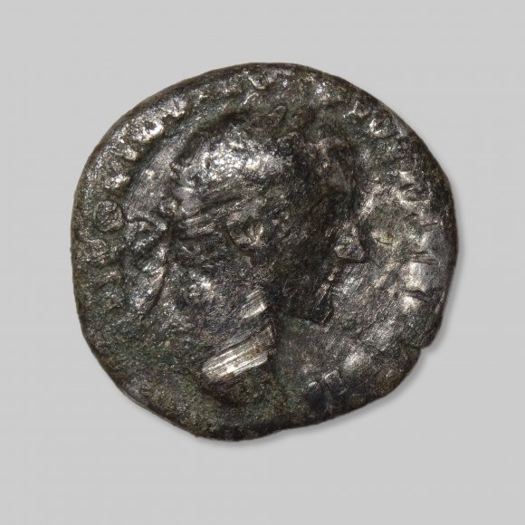 Römische Münze silber - Denar Antonius Pius;
Gewicht: 3.30 g;
Durchmesser: 17.00 mm;
ANTONINVS AVG PIVS P P TR P XVII, Kopf mit Lorbeerkranz n. r. Rs: COS IIII, Annona mit Ähren n. l. stehend stützt sich auf einen Modius, der auf einem Schiffsheck steht.