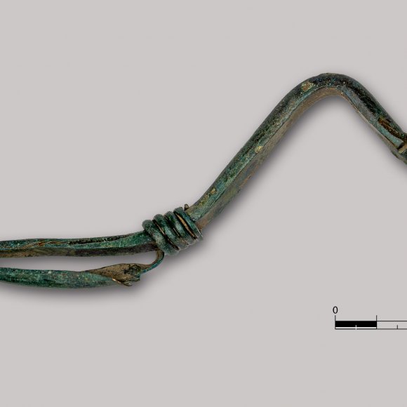 Fibel - Fibel, ohne Spirale und Nadel. 
Fibel mit umgeschlagenen Fuß, 2. bis 5. Jh. n. Chr.