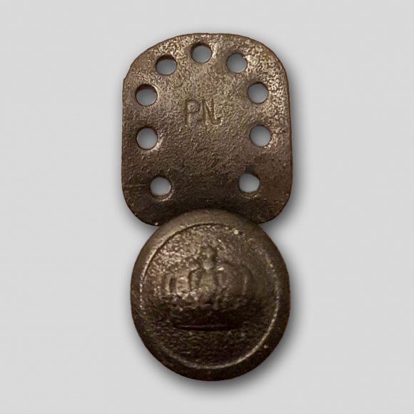Koppelhaken 1.WK | Foto: Sergej Wolf (© Landesamt für Archäologie Sachsen) Koppelhaken 1.WK - Koppelhaken einer Uniform mit preußischer Krone,
der Koppelhaken wurde an die Uniform genäht, um die Koppel = Gürtel zu halten,
so dass sie nicht herunter rutschen kann