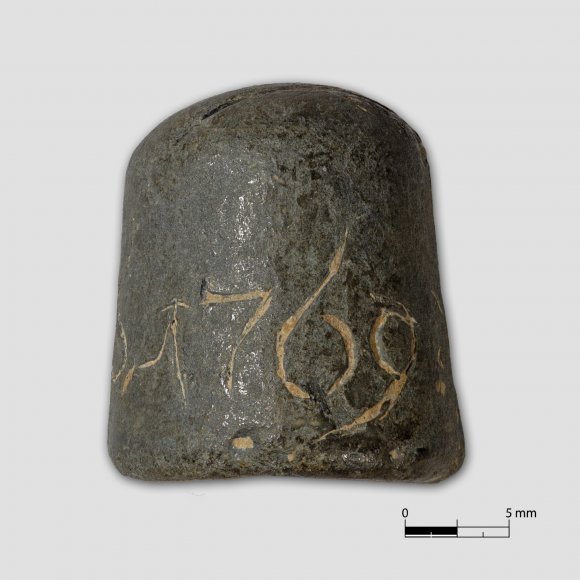 Gewicht | Foto: Uwe Schroeder (© Landesamt für Archäologie Sachsen) Gewicht - Gewicht oder Lot mit Initialen und Jahreszahl (Gewicht: 31,86 g)