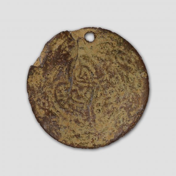 Islamische Münze, gelocht | Foto: Uwe Schroeder (© Landesamt für Archäologie Sachsen) Islamische Münze, gelocht -